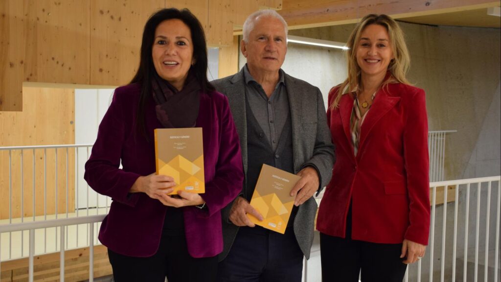 O Instituto Universitario de Investigación Xustiza e Xénero
presenta o libro
Justicia y Género
dirixido pola profesora D.ª María José Bravo Bosch
ca intervención do catedrático de Dereito Penal da
Universidade Carlos III de Madrid, D. Francisco Javier Álvarez García,
Xoves 23 de novembro de 2023,
ás 11.00 horas, no edifcio Redeiras
rúa da Ribeira do Berbés, num. 11 de Vigo, Pontevedra.
